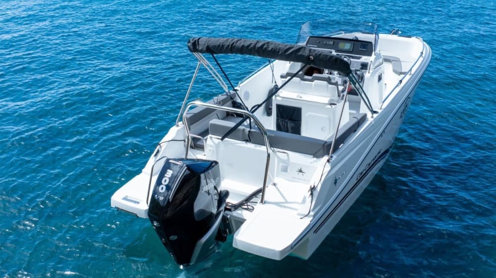 Explorez Fort-de-France en bateau : une journée complète sur l'eau à bord d'un bateau à moteur