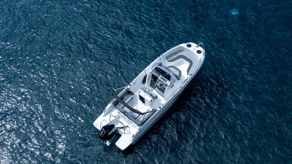 Explorez Fort-de-France en bateau : une journée complète sur l'eau à bord d'un bateau à moteur