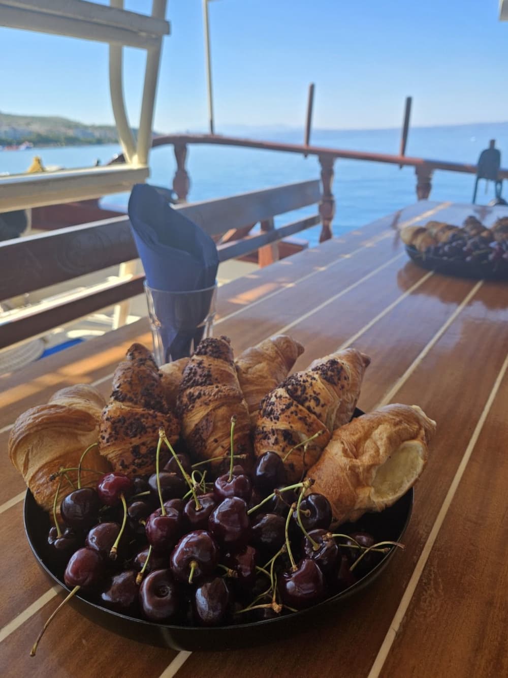 Ukryte skarby Hvaru: rejs do zatoki Pokrivenik i Małej Błękitnej Jaskini z 3-daniowym lunchem