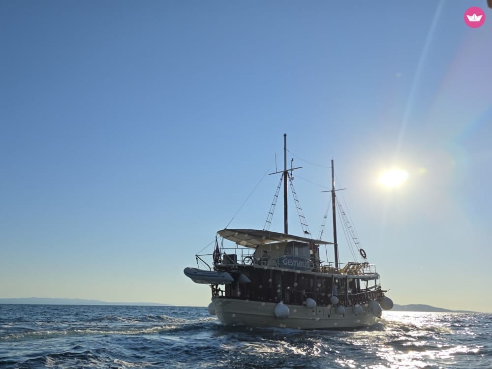 Ukryte skarby Hvaru: rejs do zatoki Pokrivenik i Małej Błękitnej Jaskini z 3-daniowym lunchem