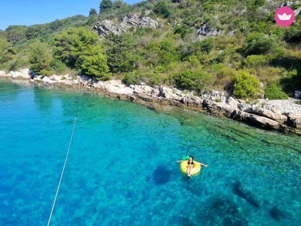 Ukryte skarby Hvaru: rejs do zatoki Pokrivenik i Małej Błękitnej Jaskini z 3-daniowym lunchem