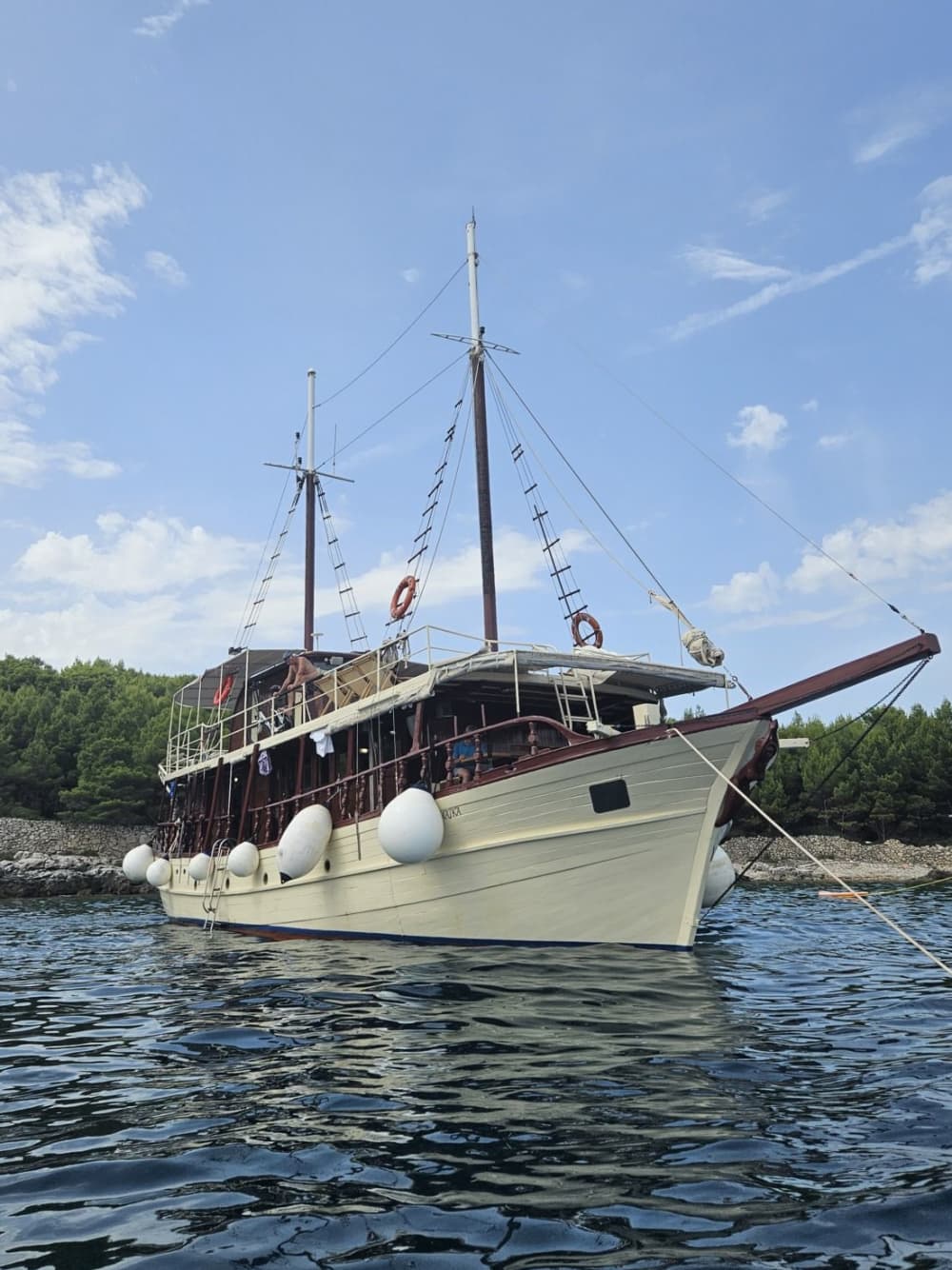 Ukryte skarby Hvaru: rejs do zatoki Pokrivenik i Małej Błękitnej Jaskini z 3-daniowym lunchem