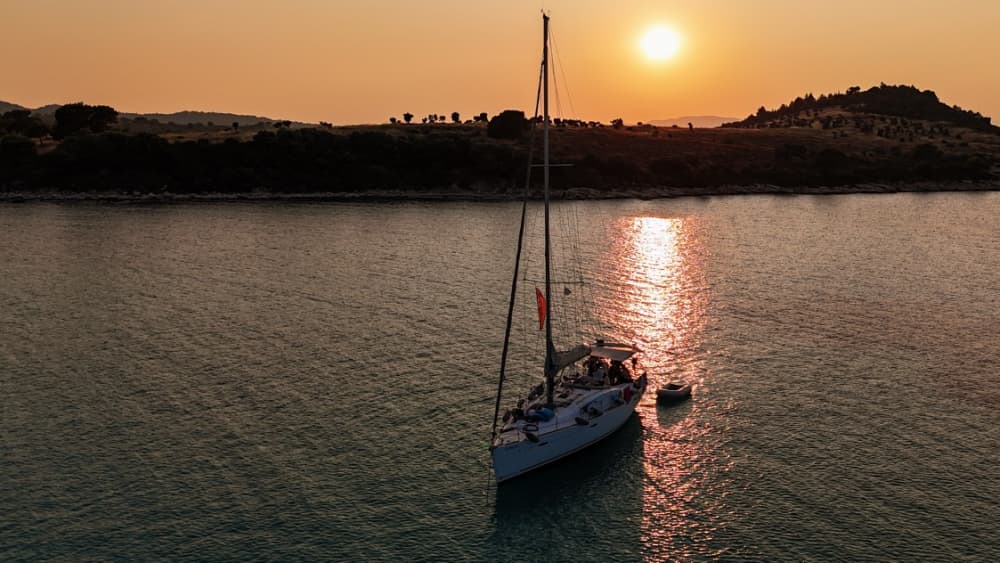 Diaporos Dream Cruise – Private Segelkreuzfahrt bei Sonnenuntergang