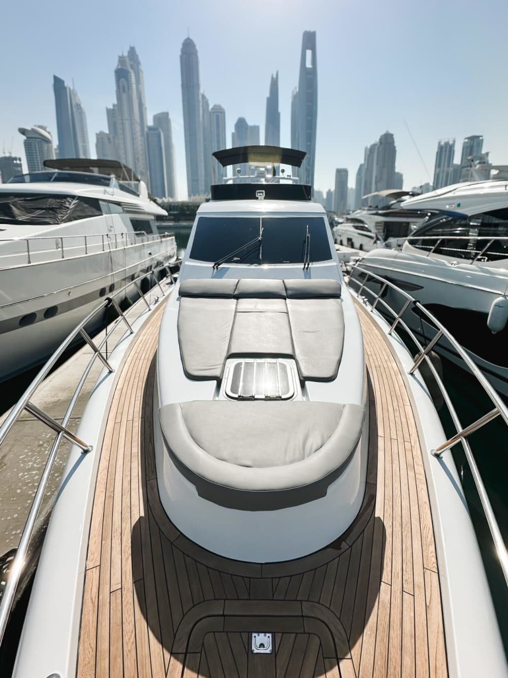 Dubai dall'acqua: tour di 4 ore in yacht con barbecue e rinfreschi