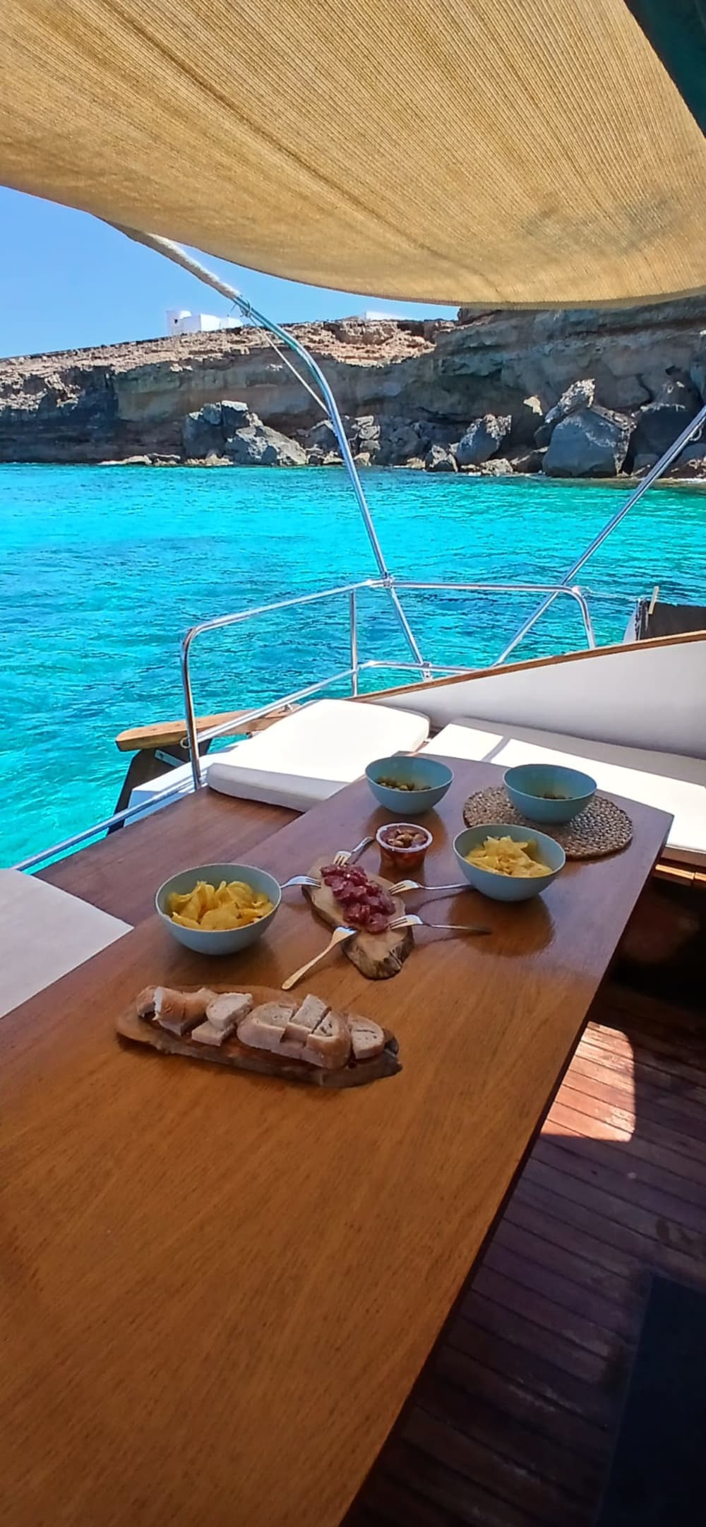 Esplora Espalmador, Saona e altro ancora: tour di un giorno in catamarano