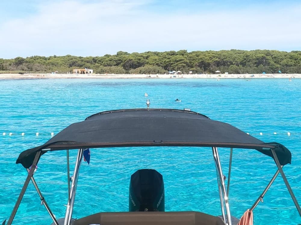 Odkrywanie wyspy Dugi Otok: całodniowa wyprawa motorówką do Sakarun, wrak statku i ukryte bunkry