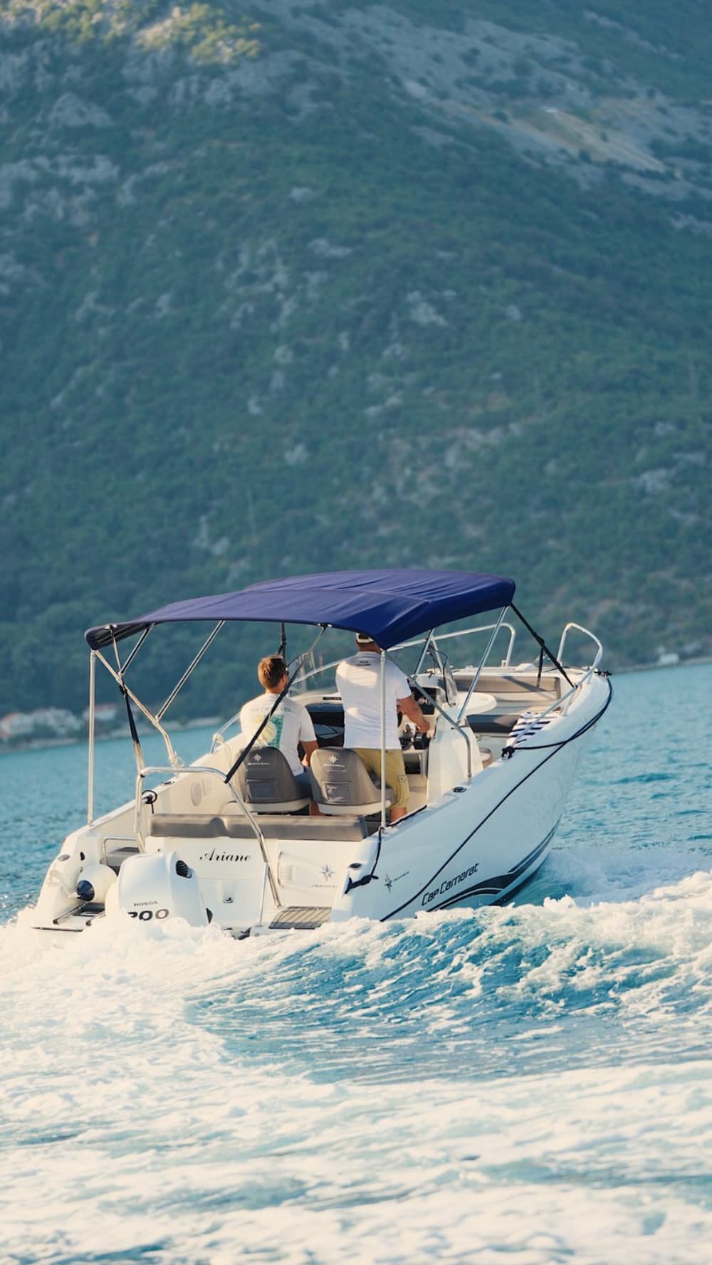 Inizia la tua vacanza con 4 ore di divertimento su un motoscafo.
