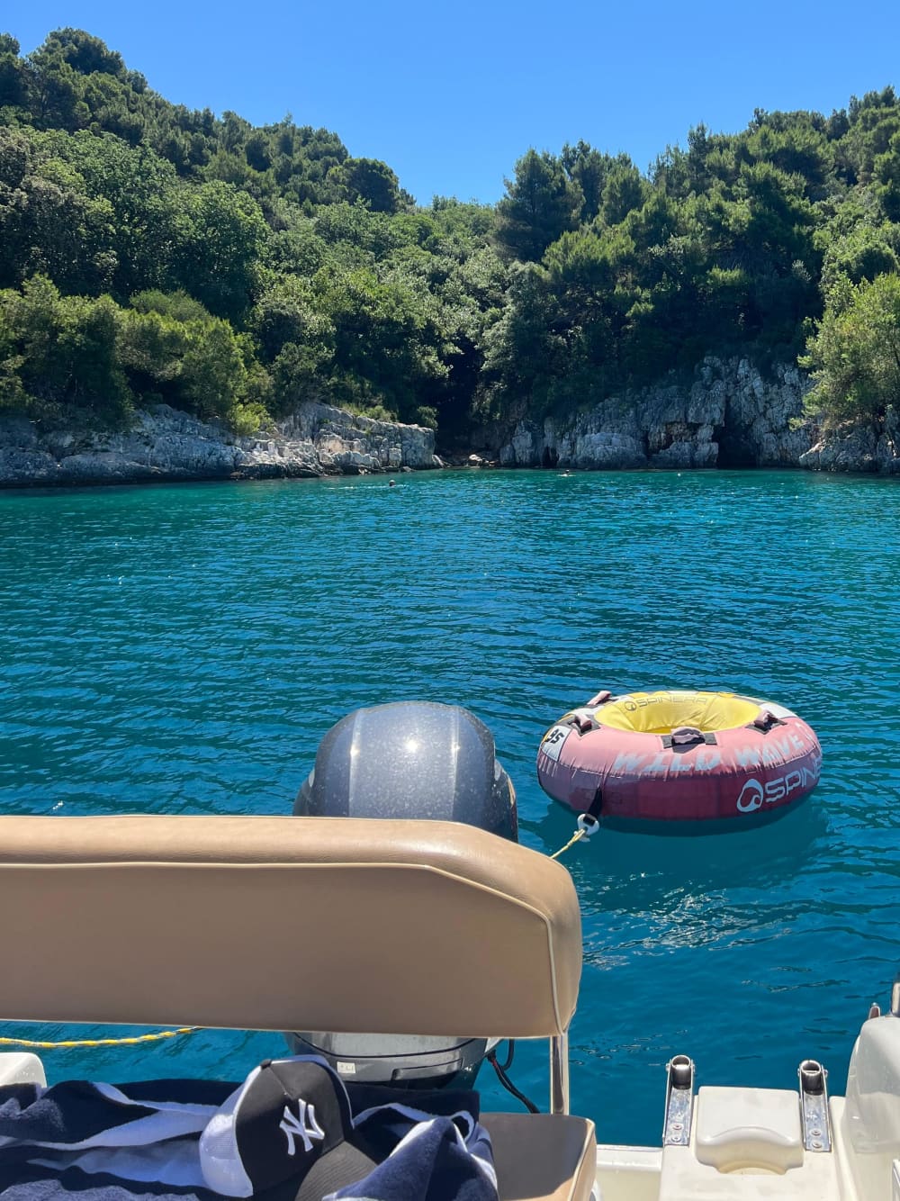 Scopri le coste di Medulin: un'escursione di un'intera giornata a bordo di un motoscafo.