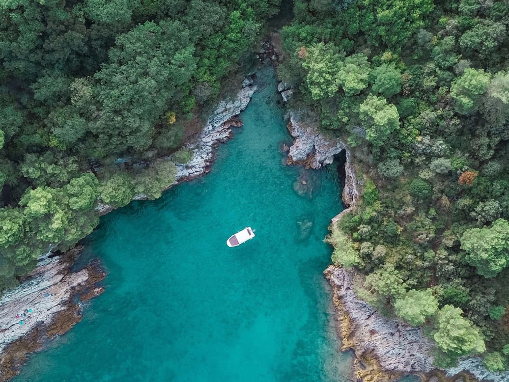 Scopri le coste di Medulin: un'escursione di un'intera giornata a bordo di un motoscafo.