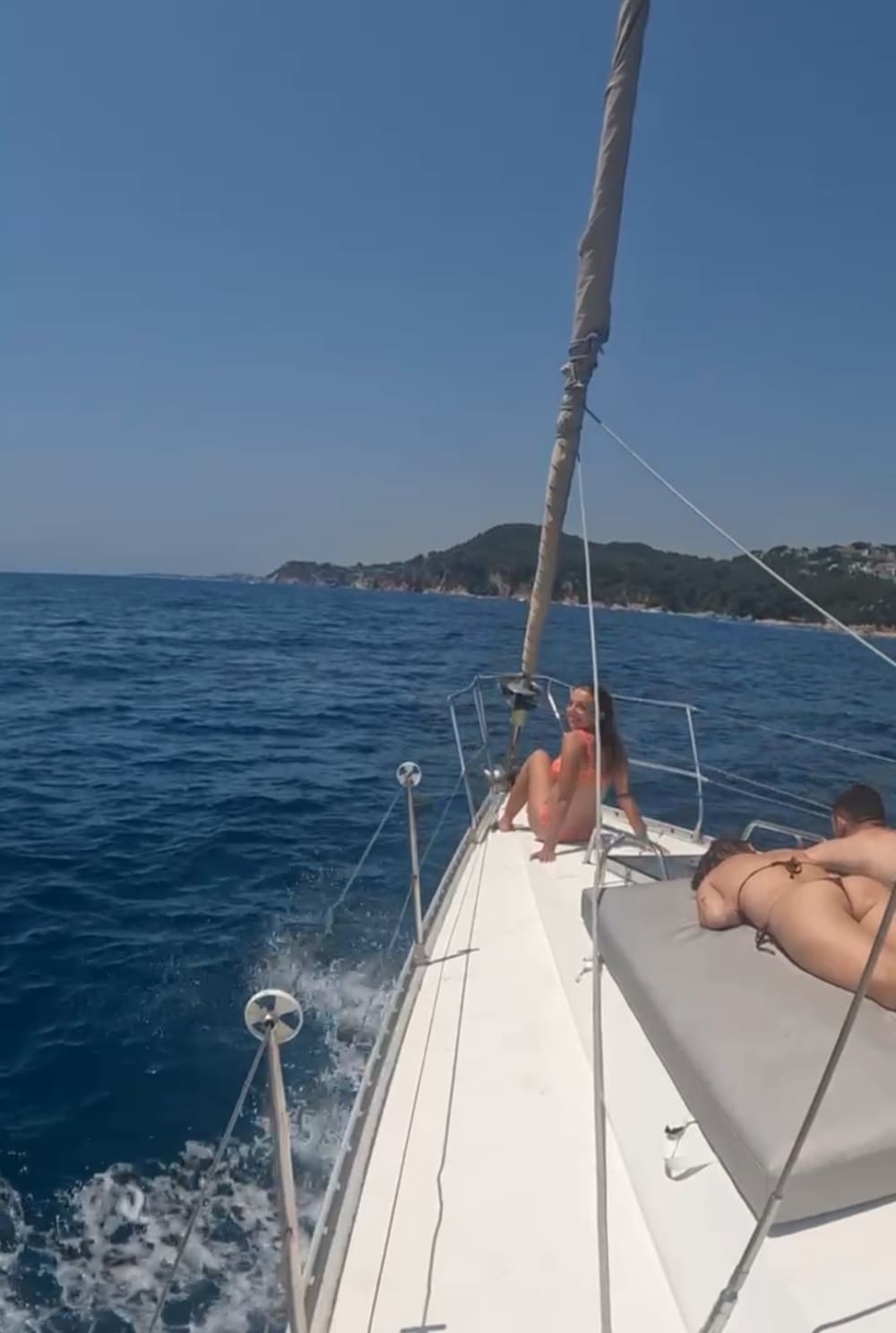 COSTA BRAVA CON 2 BARCHE A VELA, per gruppi fino a 22 persone, 8 ore