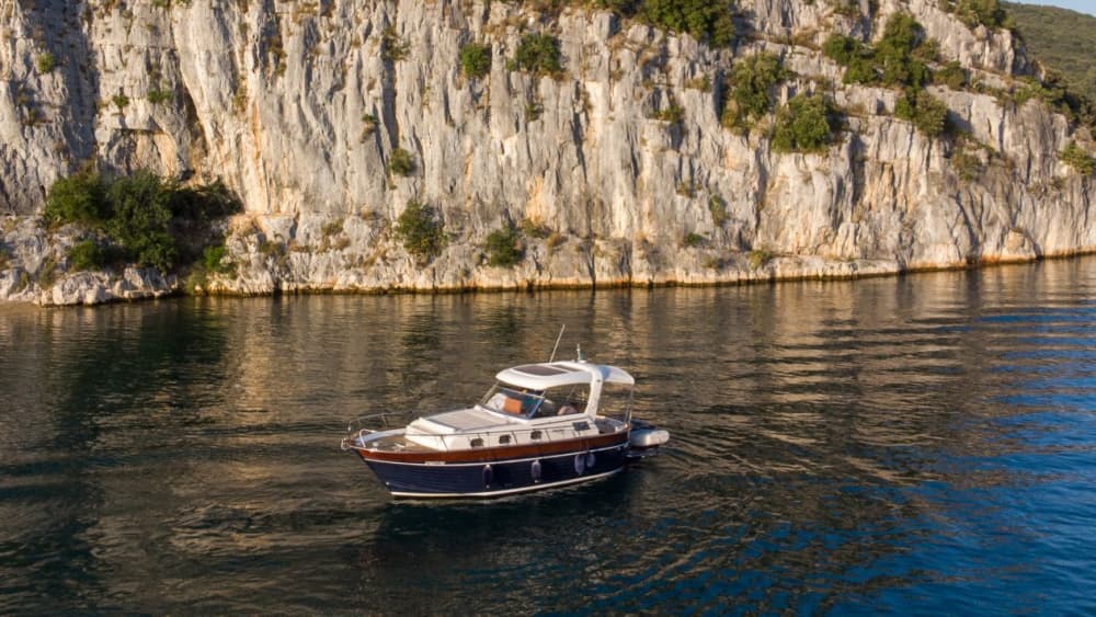 Ontdekkingstocht langs de kust van Capri – Grotten en de rotsen van Faraglioni