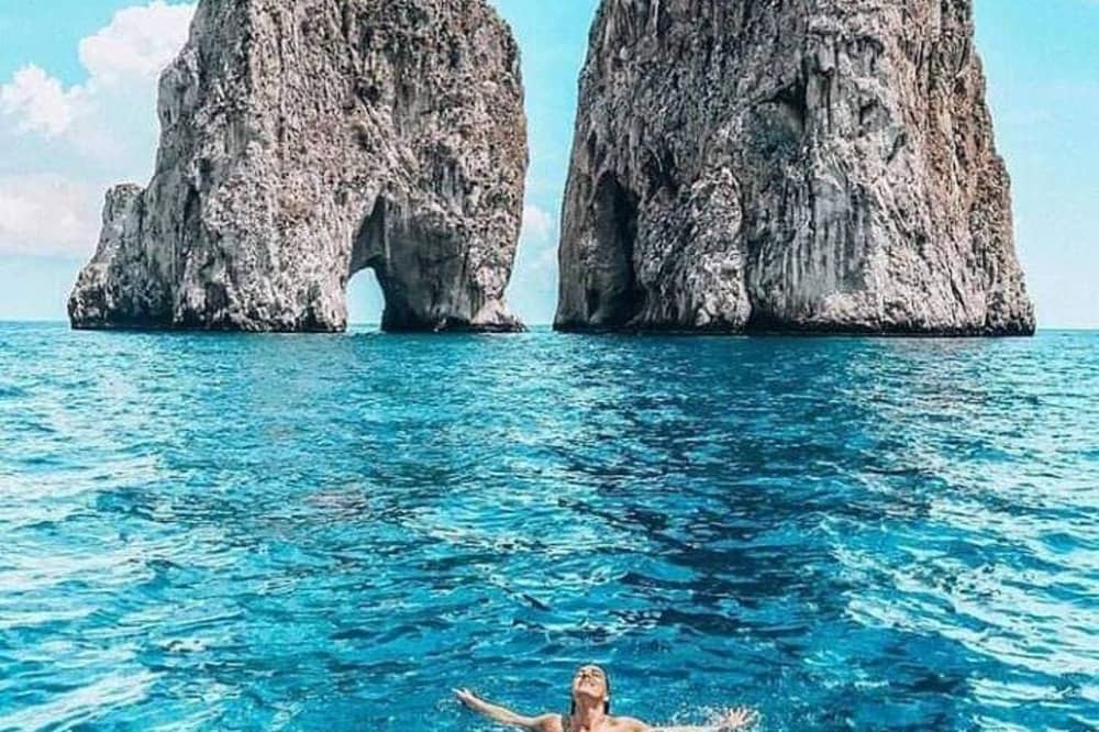 Ontdekkingstocht langs de kust van Capri – Grotten en de rotsen van Faraglioni