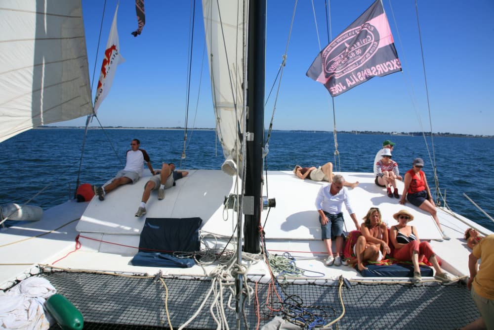 Combine la navegación en catamarán con la exploración de la isla de Moines