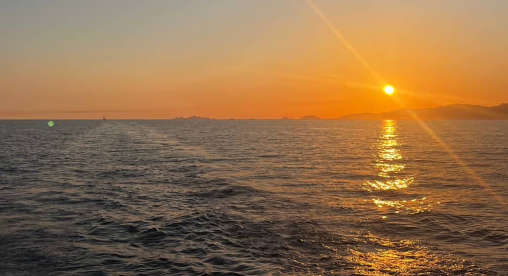 Fretamento Privado ao Pôr do Sol no Golfo de Ajaccio – Hora de Ouro nas Ilhas Sanguinárias