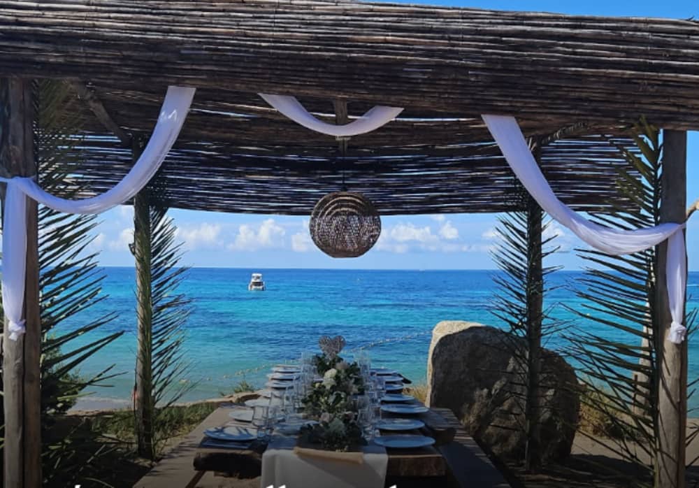 Parada Privada na Praia Chez Francis – Escapada de Dia Inteiro para a Baía de Cupabia