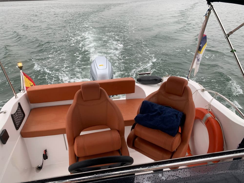 Genießen Sie 8 Stunden auf einem Motorboot in Santander