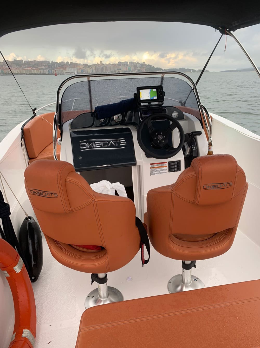 Genießen Sie 8 Stunden auf einem Motorboot in Santander