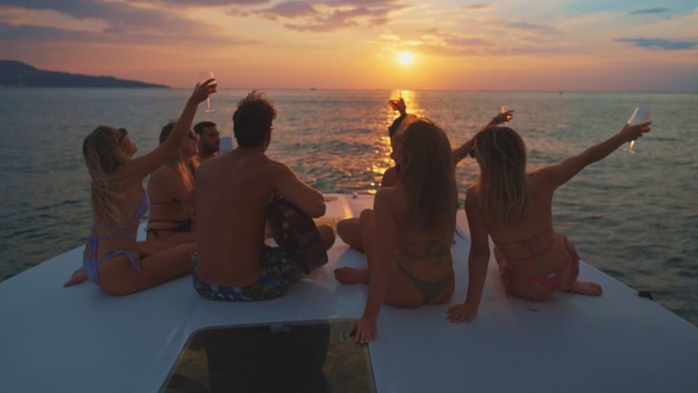 Aperitif-Kreuzfahrt bei Sonnenuntergang – Schicker Inselausflug auf Celine