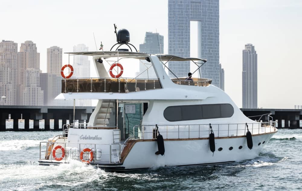Une croisière sur mesure à Dubaï : une journée magique à bord d'un yacht à moteur
