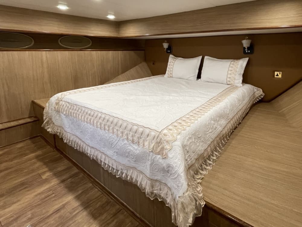 Une croisière sur mesure à Dubaï : une journée magique à bord d'un yacht à moteur
