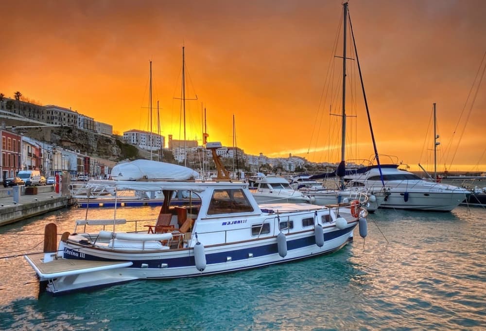 Sunset Splendor: 3-timmars kustkryssning på Menorca