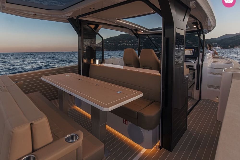 Wielki błękit Neapolu: cały dzień wypełniony światłem, morzem i wolnością.