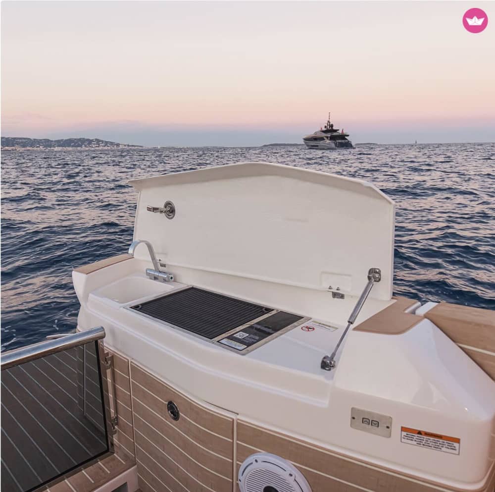 Wielki błękit Neapolu: cały dzień wypełniony światłem, morzem i wolnością.