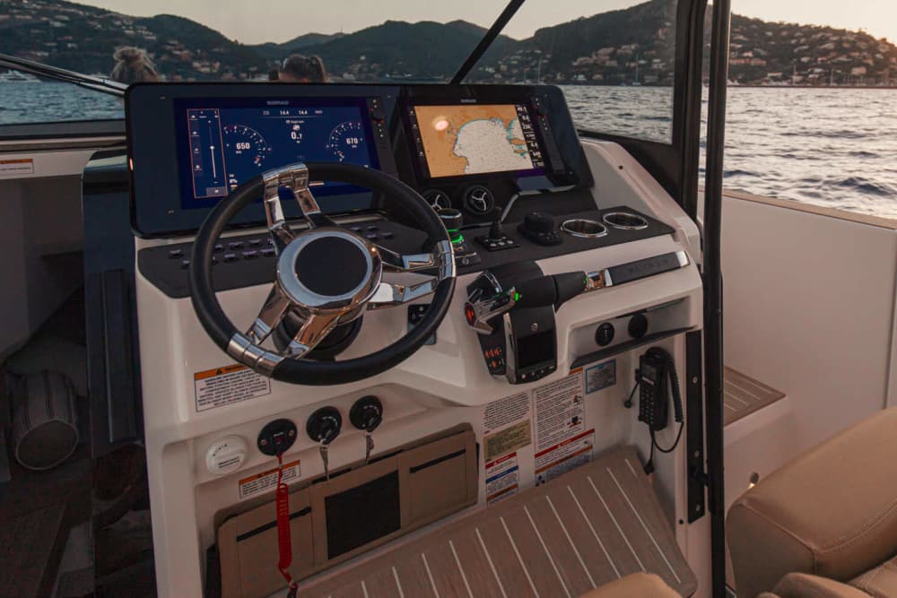 Wielki błękit Neapolu: cały dzień wypełniony światłem, morzem i wolnością.