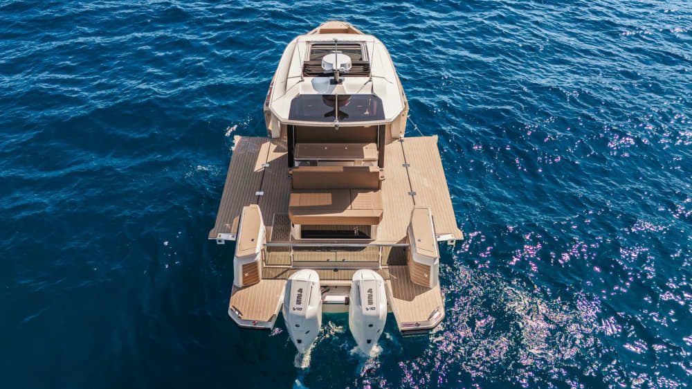 Wielki błękit Neapolu: cały dzień wypełniony światłem, morzem i wolnością.