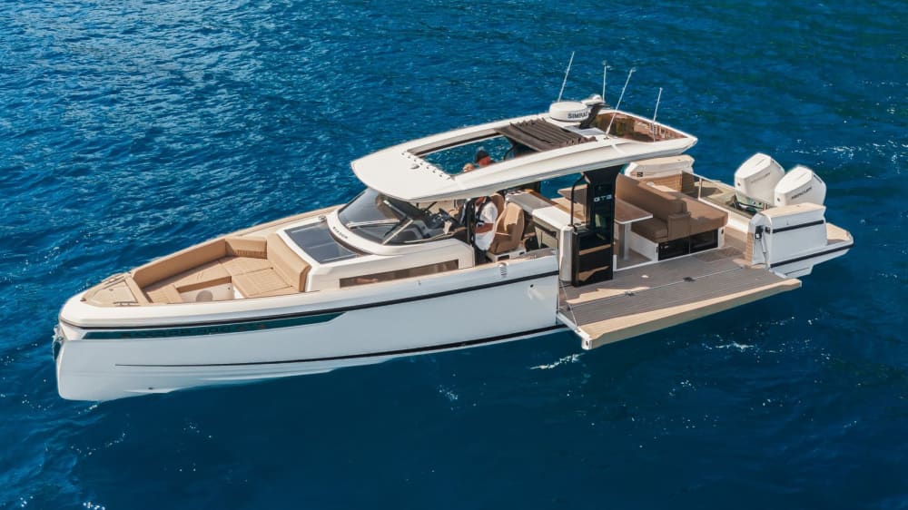 Wielki błękit Neapolu: cały dzień wypełniony światłem, morzem i wolnością.