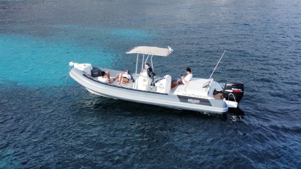 Um dia de barco nas Ilhas Égadas: Favignana e Levanzo com natação e atividades aquáticas.