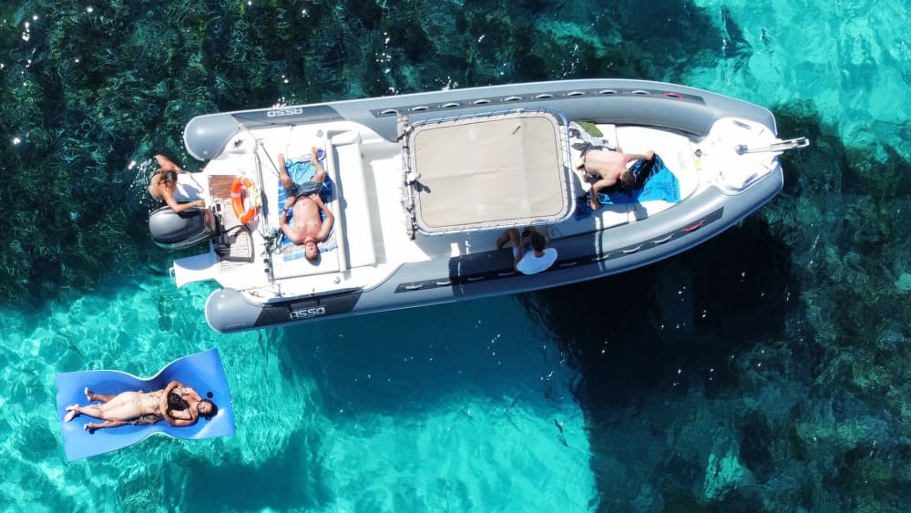 Um dia de barco nas Ilhas Égadas: Favignana e Levanzo com natação e atividades aquáticas.