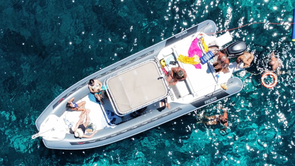 Um dia de barco nas Ilhas Égadas: Favignana e Levanzo com natação e atividades aquáticas.