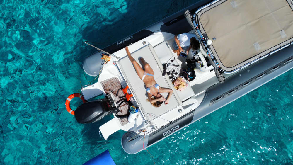 Um dia de barco nas Ilhas Égadas: Favignana e Levanzo com natação e atividades aquáticas.