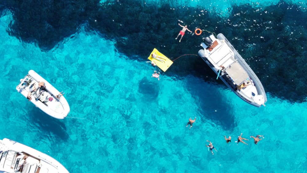 Um dia de barco nas Ilhas Égadas: Favignana e Levanzo com natação e atividades aquáticas.