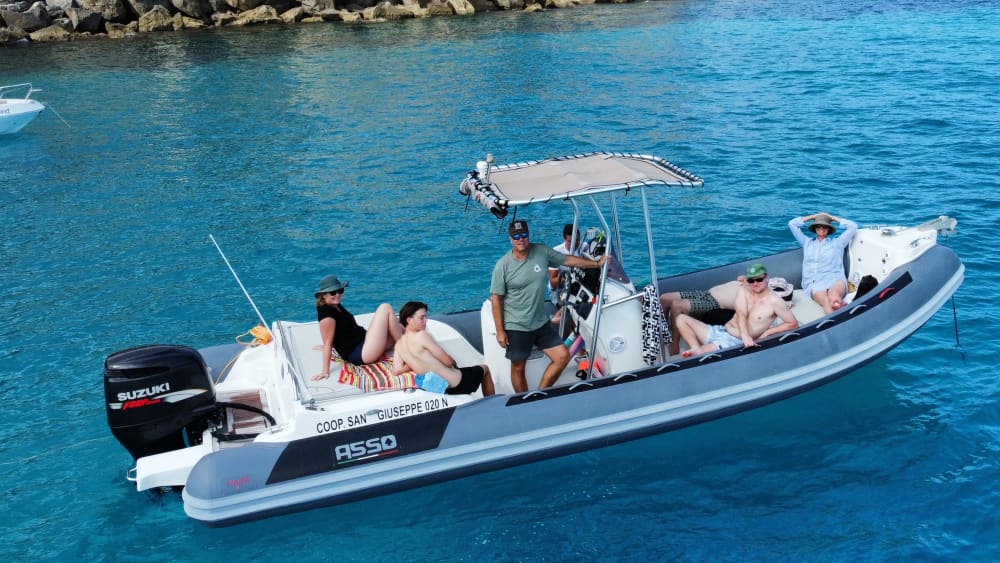 Um dia de barco nas Ilhas Égadas: Favignana e Levanzo com natação e atividades aquáticas.
