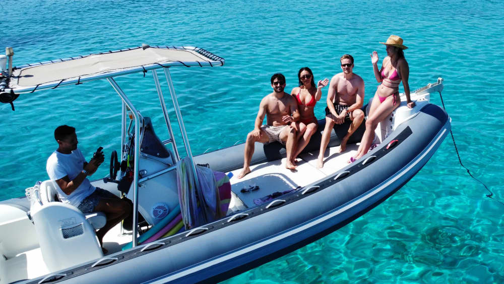 Um dia de barco nas Ilhas Égadas: Favignana e Levanzo com natação e atividades aquáticas.