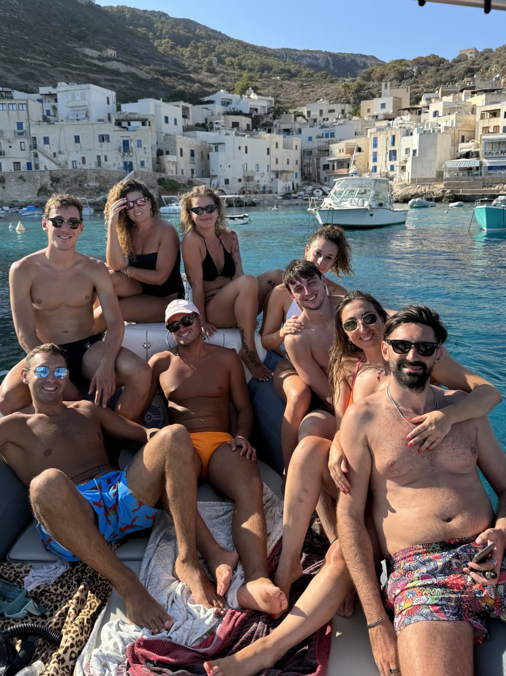 Um dia de barco nas Ilhas Égadas: Favignana e Levanzo com natação e atividades aquáticas.