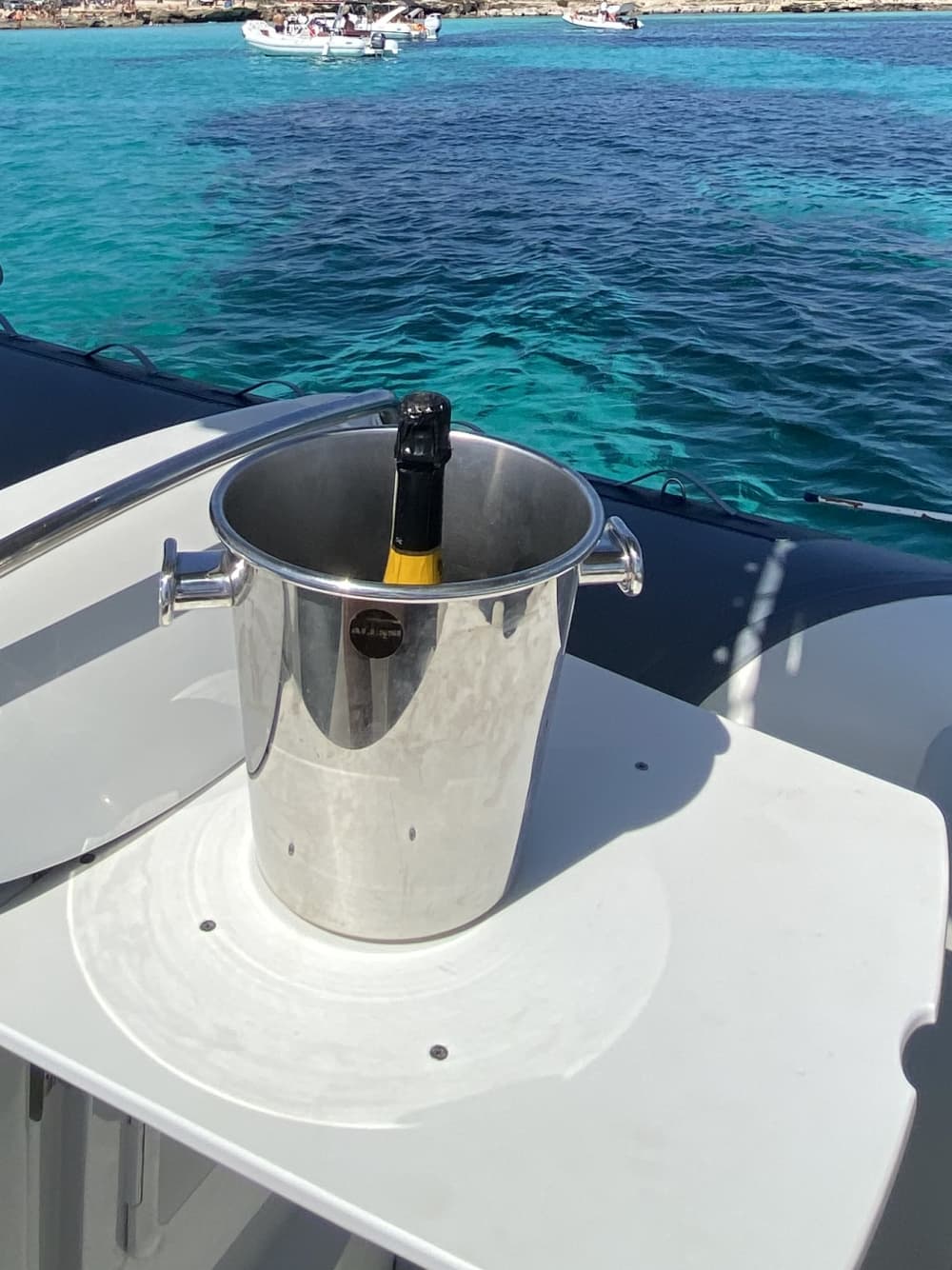 Um dia de barco nas Ilhas Égadas: Favignana e Levanzo com natação e atividades aquáticas.