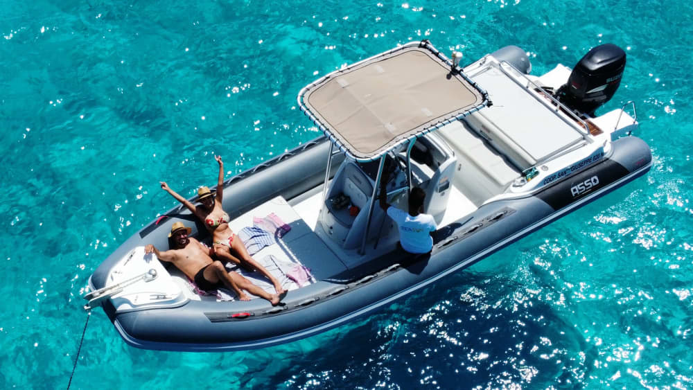 Um dia de barco nas Ilhas Égadas: Favignana e Levanzo com natação e atividades aquáticas.