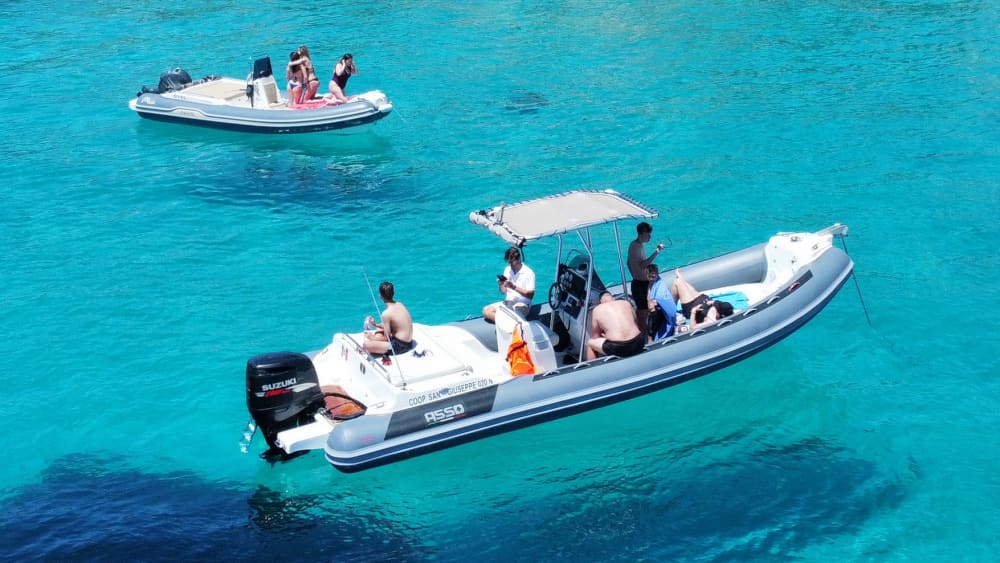 Um dia de barco nas Ilhas Égadas: Favignana e Levanzo com natação e atividades aquáticas.