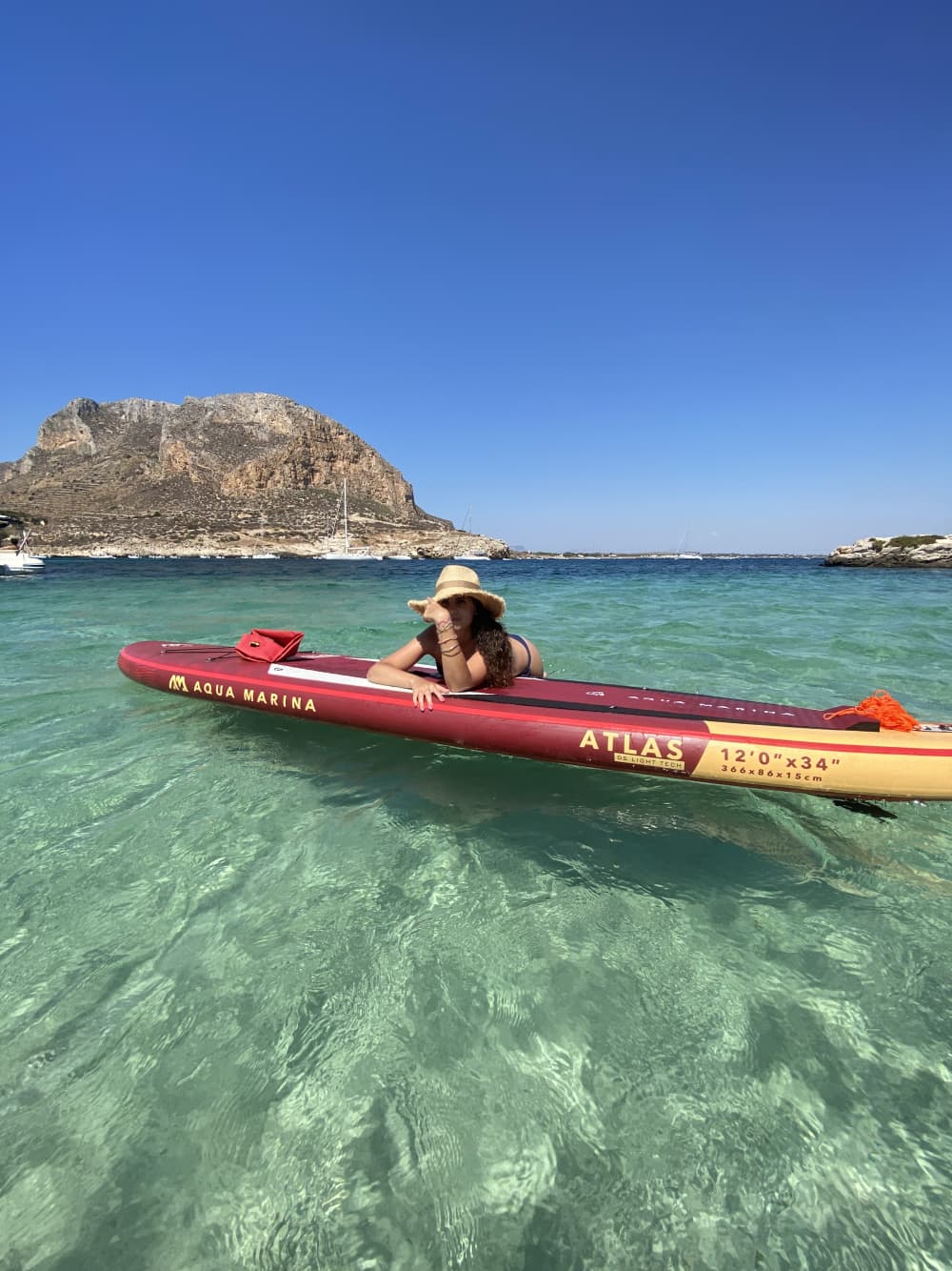 Um dia de barco nas Ilhas Égadas: Favignana e Levanzo com natação e atividades aquáticas.