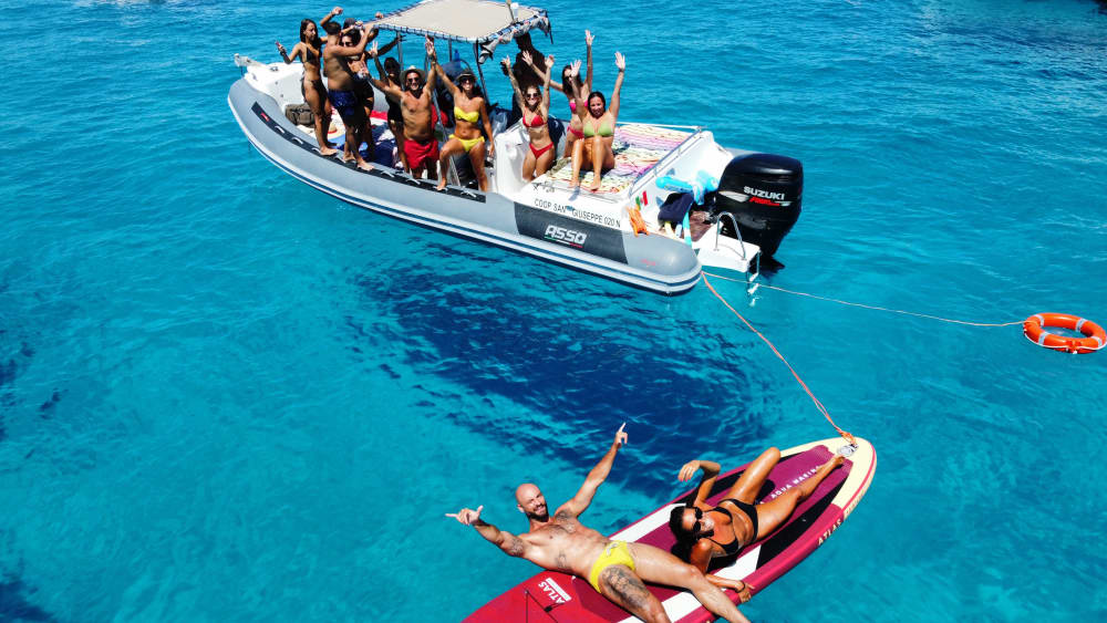 Um dia de barco nas Ilhas Égadas: Favignana e Levanzo com natação e atividades aquáticas.