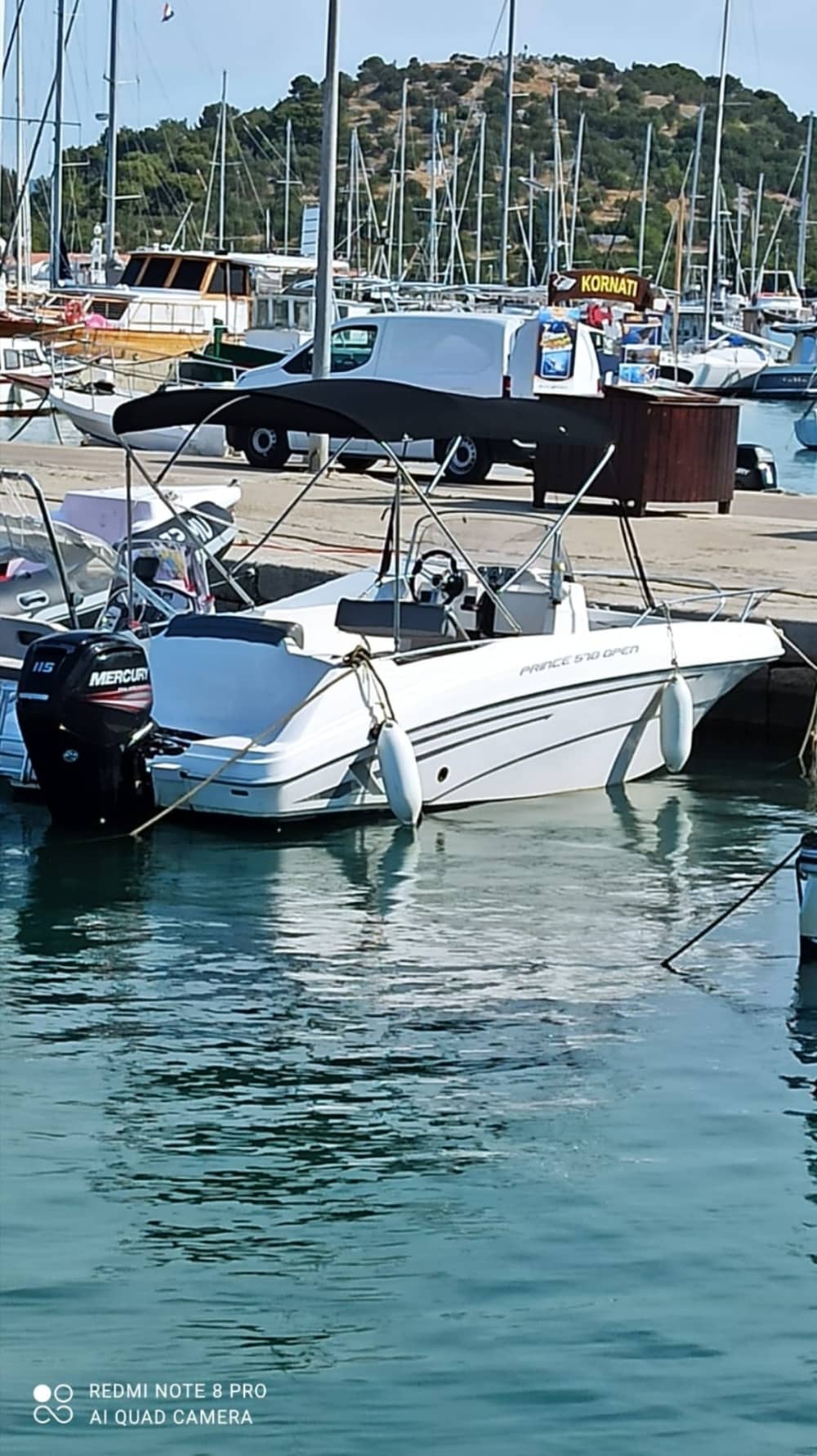 Experiencia cristalina: Descubre Poljica, Marina en lancha motora.