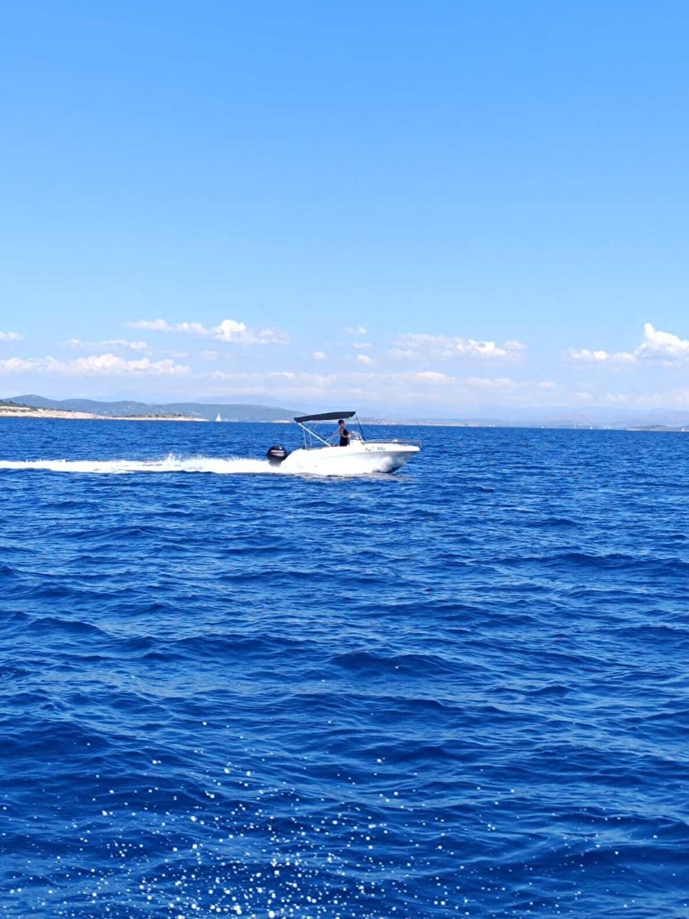 Experiencia cristalina: Descubre Poljica, Marina en lancha motora.