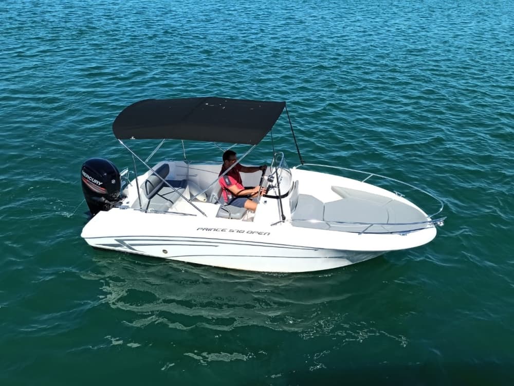 Experiencia cristalina: Descubre Poljica, Marina en lancha motora.