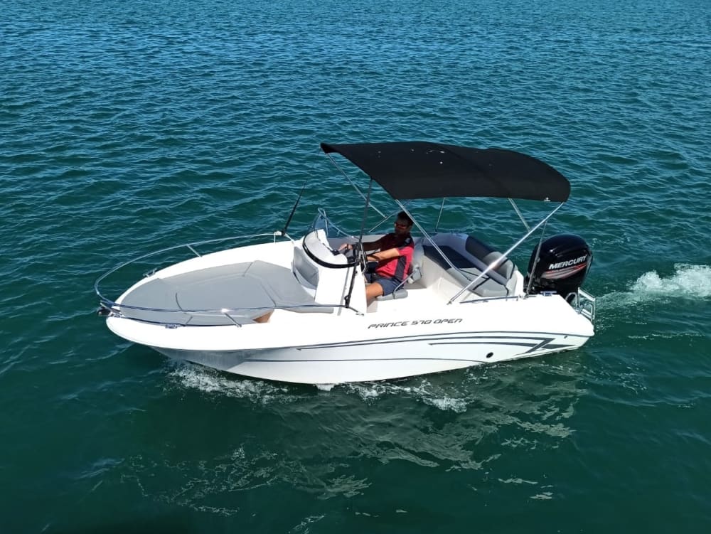 Experiencia cristalina: Descubre Poljica, Marina en lancha motora.