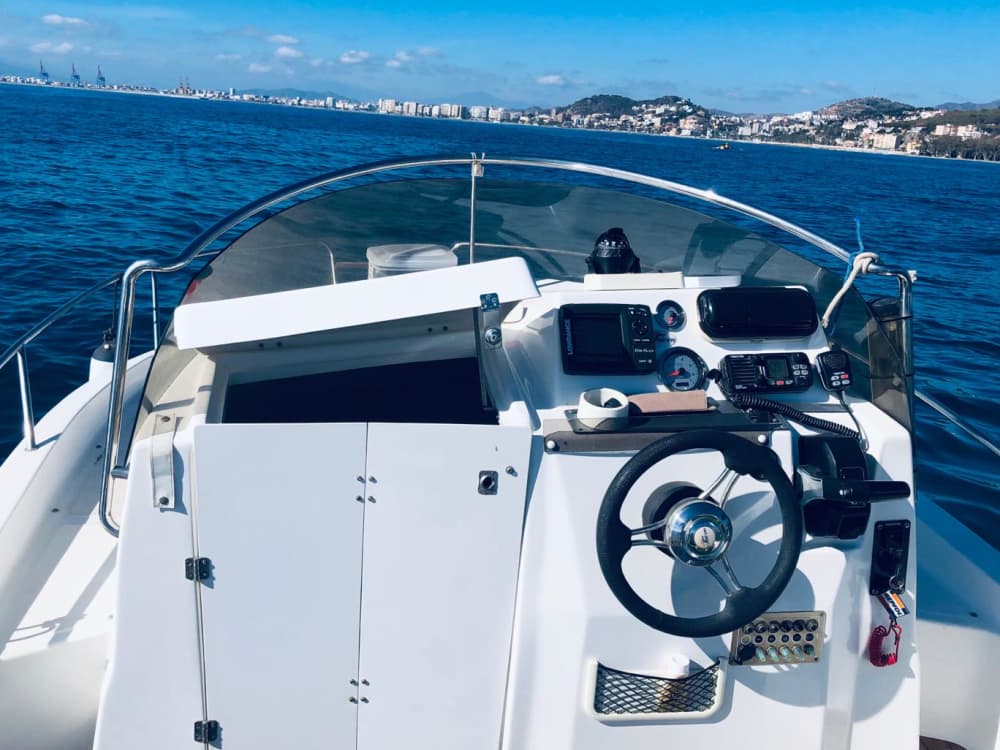Mergulhe com snorkel, pesque e comemore – uma aventura marítima de 4 horas para todos