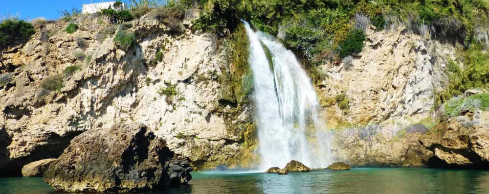 In search of waterfalls and beacons: a full-day trip to Maro and Cerro Gordo