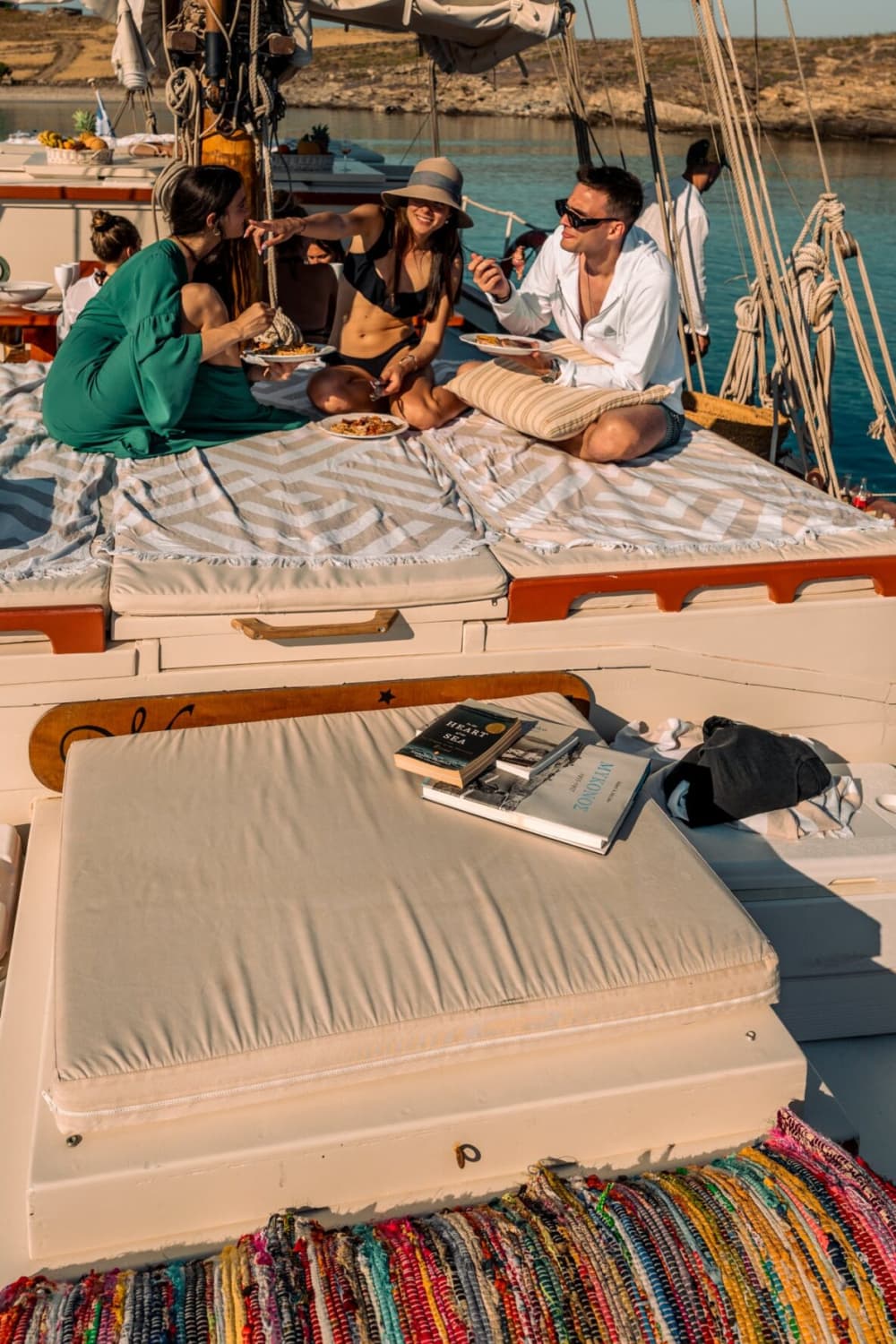 El encanto del atardecer en un barco tradicional de madera